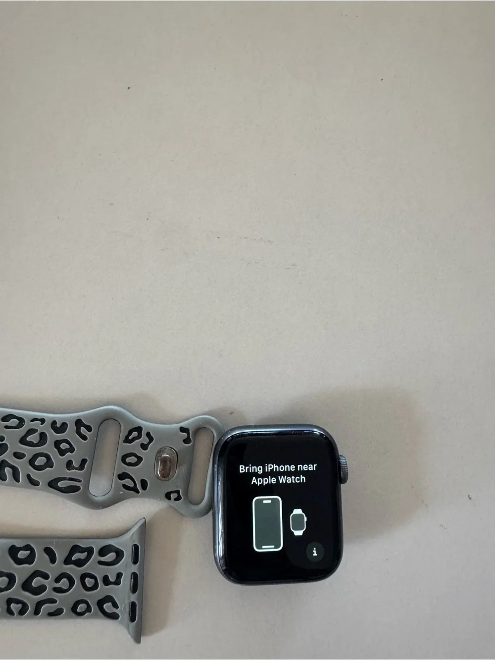 Apple Watch Series 5 40mm Aluminum Silver Case with Gray Leopard Band